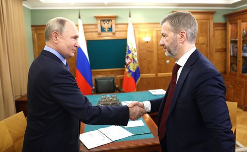 Владимир Путин с губернатором Чукотского автономного округа Владиславом Кузнецовым.