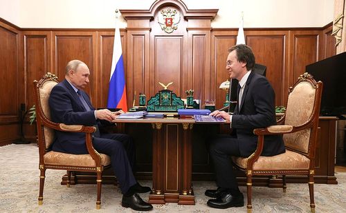Владимир Путин с председателем совета директоров группы компаний «Бамтоннельстрой-Мост» Русланом Байсаровым.