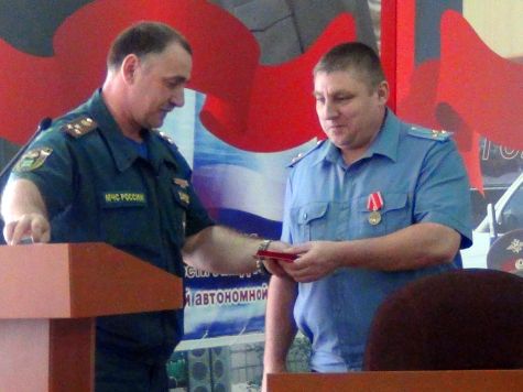 Александр Пнёв (справа) награжден медалью за отвагу на пожаре