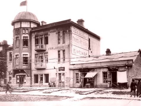 Хабаровский кинотеатр «Гранд-иллюзион» (левая часть) - ныне «Совкино» (ул. Муравьева-Амурского, 34), а центральная часть - гостиница «Бельведер», 1910 года постройки. После революции иллюзион стал называться «Мираж». Фото из архива Анатолия Жукова, Хабаровск, 1923 года.