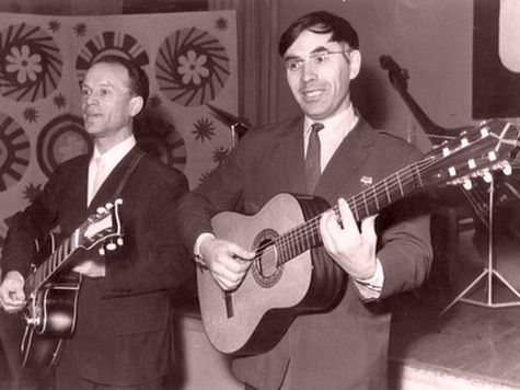 Аркадий Федотов (слева) и Матвей Журавлев исполняют песню о Хабаровске, 1968 год.