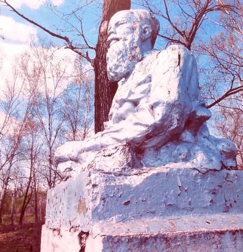 Памятник Лукашову.
