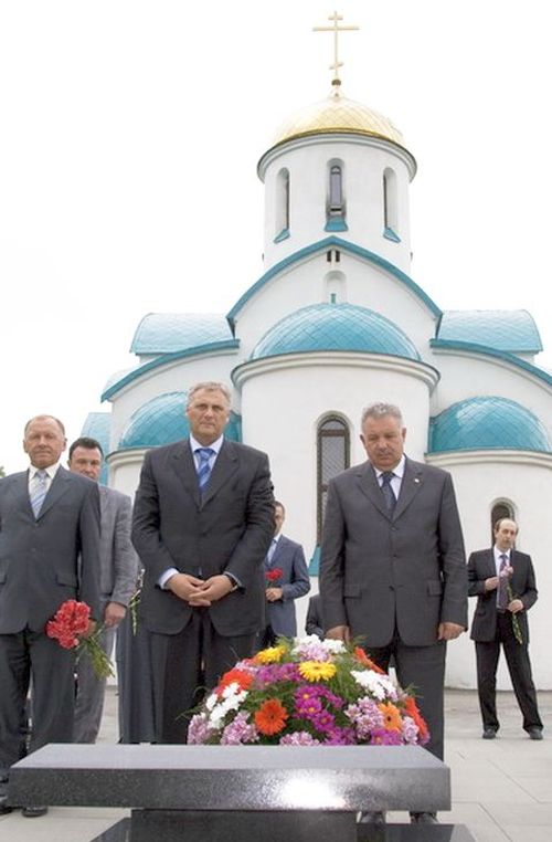 Траурная церемония памяти губернатора Сахалинской области Игоря Фархутдинова. Нынешний губернатор Сахалина Александр Хорошавин, полпред-министр Виктор Ишаев (на переднем плане, слева направо). Съемка 2009 г.