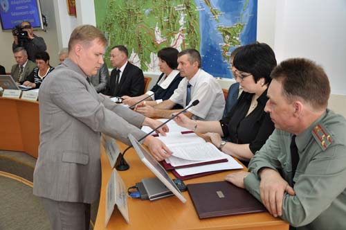 Елена Грешнякова (вторая справа, на переднем плане) выразила свое особое мнение по выборам губернатора Хабаровского края.