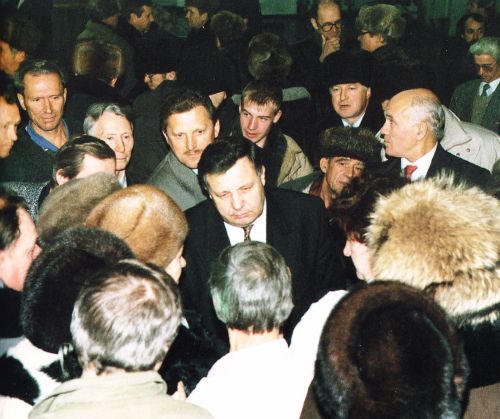 Виктор Ишаев (в центре) и Вячеслав Шпорт (за спиной), начало 90-х.