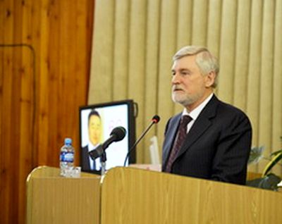 Сергей Хохлов на трибуне Государственного Собрания - Эл Курултай Республики Алтай