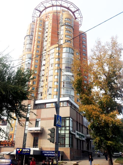 Тот самый дом по ул. Волочаевской, 87, где живут хабаровские чиновники. Примерная цена квартир - 11 200 000 руб.  (120 430 руб./м2)