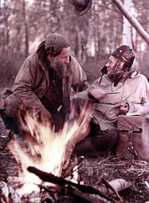 Всеволод Сысоев (слева) и Алексей Окладников в Хабаровской тайге, 1967 г.