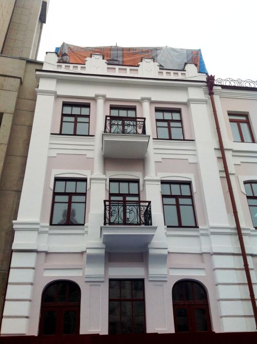 Выходящий на улицу Муравьева-Амурского, 36, фасад, с которого на днях было снято ограждающее полотнище, предстал во всем многообразии архитектурных изысков начала прошлого века