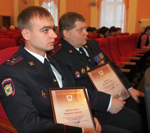Станислав Файзулаев (на переднем плане) и Илья Черных получили награду.