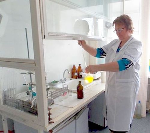 Болоньскую воду проверяют в лаборатории.
