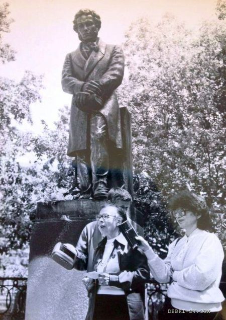 Открытие реставрированного памятника Пушкину в Хабаровске, 1990 год. Выступает краевед Антонина Дмитриева