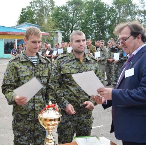 Председатель координационного Совета Владимир Андронов (справа) награждает победителей. Фото: заповедник «Бастак»