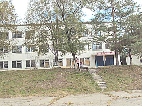 Средняя бывшая школа № 10, где некогда учились дети окраин Каменушка, Сенопункт, ДОКа.