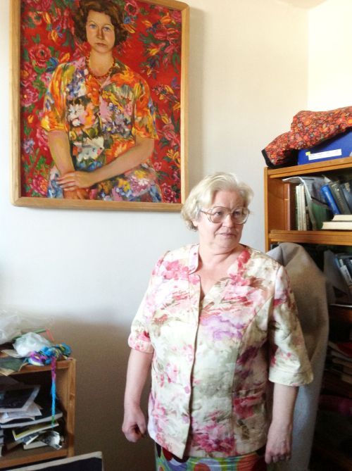 Рассказывает вдова художника Людмила Тарвид. На стене - ее портрет кисти Николая Долбилкина./ Нажмите, чтобы УВЕЛИЧИТЬ (нажмите, чтобы увеличить)