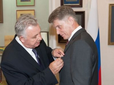 Виктор Ишаев наградил Олега Кожемяко.
