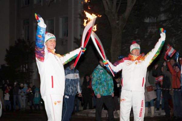 Полпред Юрий Трутнев (слева) завершил хабаровскую эстафету Олимпийского огня/ Нажмите, чтобы УВЕЛИЧИТЬ (нажмите, чтобы увеличить)