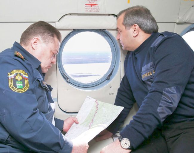 Владимир Пучков (справа) совершил облет Благовещенского и Свободненского районов на вертолете Ми-8 МЧС