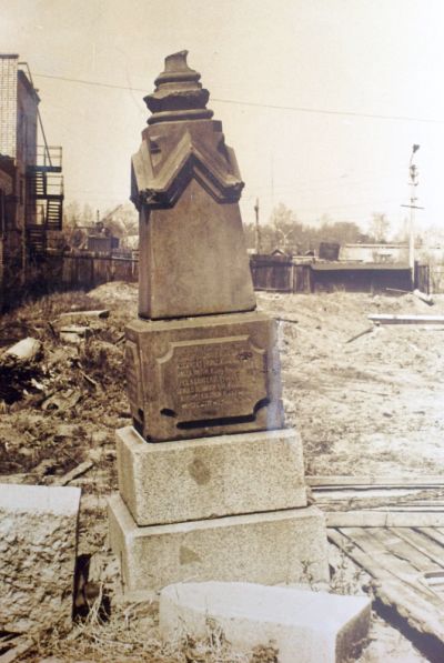 Надгробие на братской могиле военнопленных Первой Мировой войны было установлено в Хабаровске в 1916-м году. В Советские годы памятник был снесен./Нажмите, чтобы УВЕЛИЧИТЬ (нажмите, чтобы увеличить)