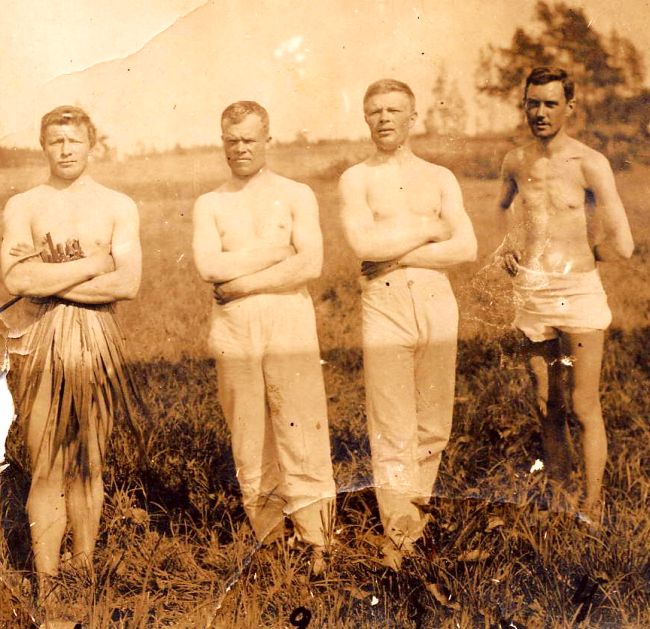 Тихонович, И. Фокин, П. Ковенко, М. Симоненко. Снято в мае 1915 г. близ г. Двинска бивак, во время купания у реки