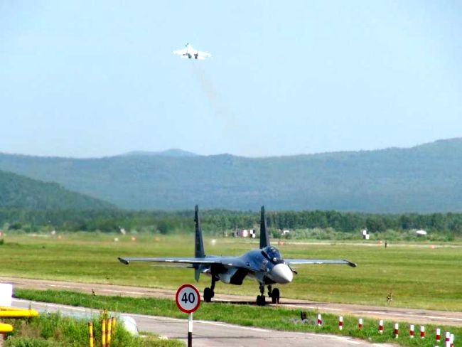 По команде проверяющего в воздух были подняты Су-27 СМ, Су-30 М2 и Су-35 С