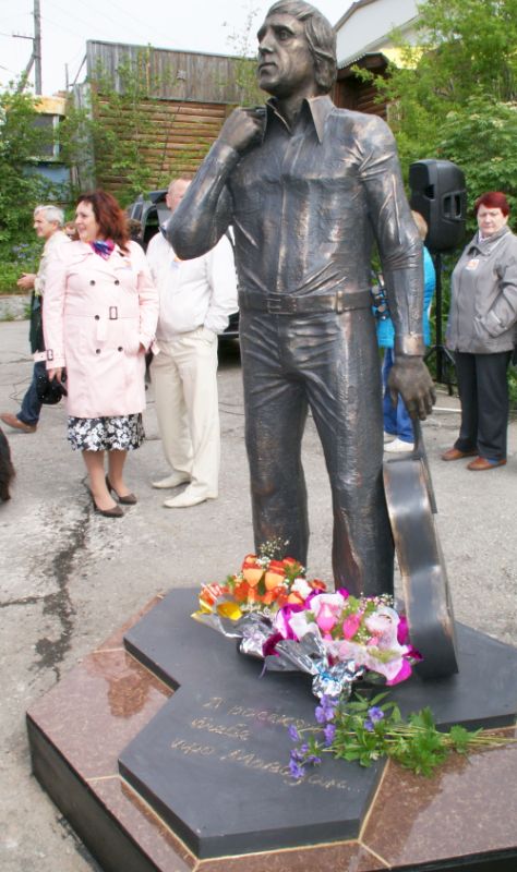 Памятник Владимиру Высоцкому открыли в Магадане.