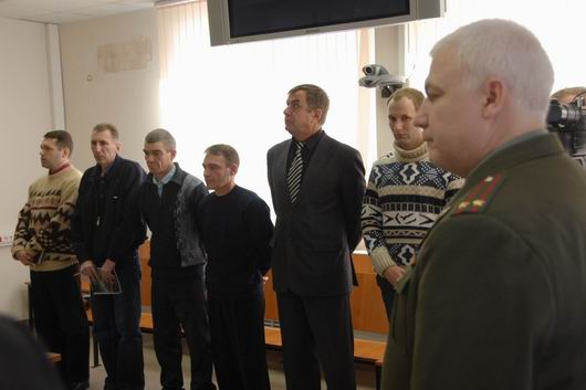 не вся преступная группировка предстала перед судом (справа после прокурора - Брагины -  сын и отец) - фото Павел КОшеленко