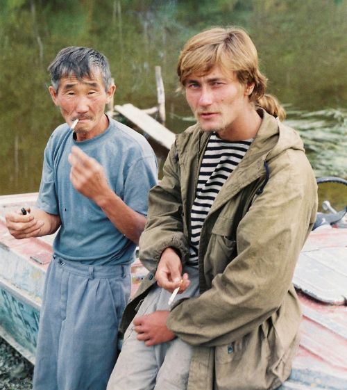 Земляк Суэкиэну - Валентин Самар и археолог Андрей Малявин на реке Девятке, 2000 год.