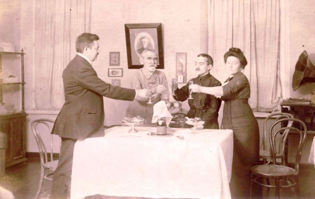Василий Климентьевич Ванин с детьми. Фото из фонда Ванинского музея. (нажмите, чтобы увеличить)