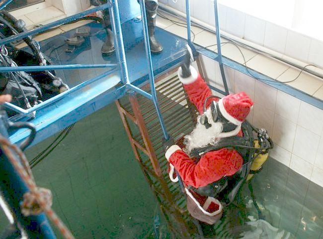 Дед Мороз уходит под воду. Фото ФГКУ «ДВРПСО МЧС России»