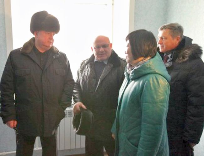 В ходе рабочего визита в Еврейскую автономную область Сергей Степашин и Константин Цицин осмотрели дома, построенные для жителей поселка Николаевка, пострадавших в результате наводнения.
