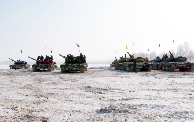 Всего в состязаниях были задействованы 20 танков Т-72Б и 16 боевых машин пехоты БМП-2. Фото Марии Герман. (нажмите, чтобы увеличить)