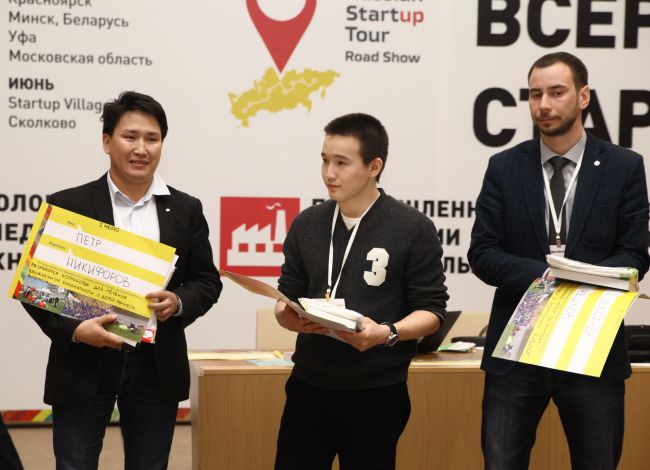 Студенты-победители. Комсомольчанин Александр Мешков (справа) за создание образовательного набора по основам электротехники и электроники «Кубики»