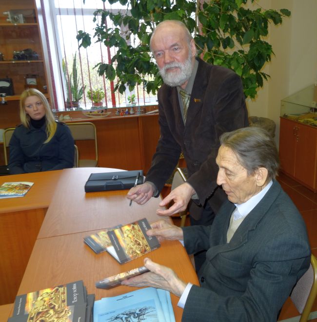 Гость студентов Владимир Иванов-Ардашев (стоит) представил свою новую книгу «Топор войны». Рядом - старейший преподаватель вуза Сергей Красноштанов.