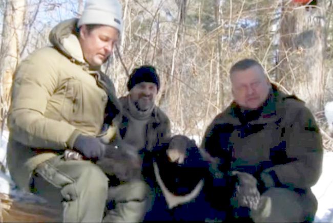 Иностранные охотники в Хабаровском крае - Дариус (слева) и Жилвинас Повилонис (справа), в центре - русский сопровождающий.