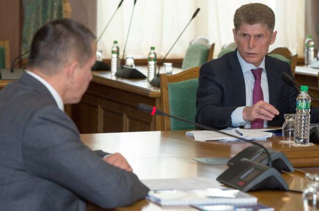 Юрий Трутнев и Олег Кожемяко (на первом плане) обсудили на совещании в Южно-Сахалинске перспективы развития области.