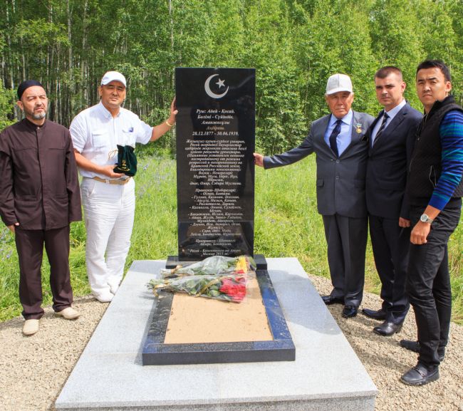 Мулла Касим, Ибрагим, Хамза, Роман, Сулеймен (слева направо) на открытии памятника. Фото Егора Судакова (нажмите, чтобы увеличить)