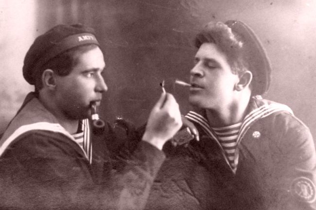 Два друга: Александр Светогоров (слева) и Петр Московдов (его жена - Анна Кирюхина), Хабаровск, Амурские ВВС, 1931 г. (нажмите, чтобы увеличить)
