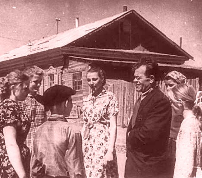 А.М. Грачев у бывшей начальной школы №1. 1960-е годы. (нажмите, чтобы увеличить)