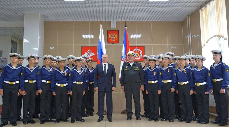 Владимир Путин с начальником филиала Нахимовского военно-морского училища во Владивостоке Владимиром Бураковым и воспитанниками филиала.