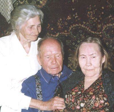 Александра Николаевна Погорелова (супруга), Михаил Прокопьевич Белов и Таисия Леонтьевна Ходжер. Май 2000 г.