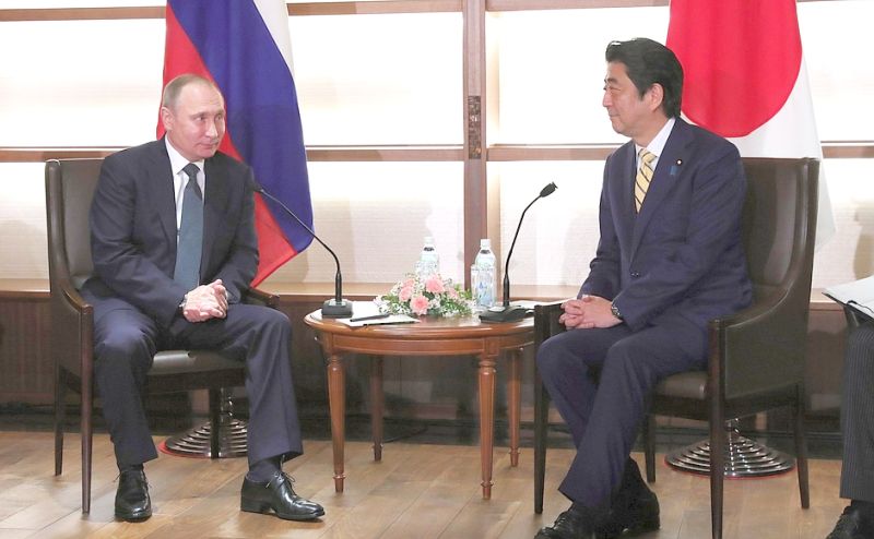 Владимир Путин с премьер-министром Японии Синдзо Абэ.