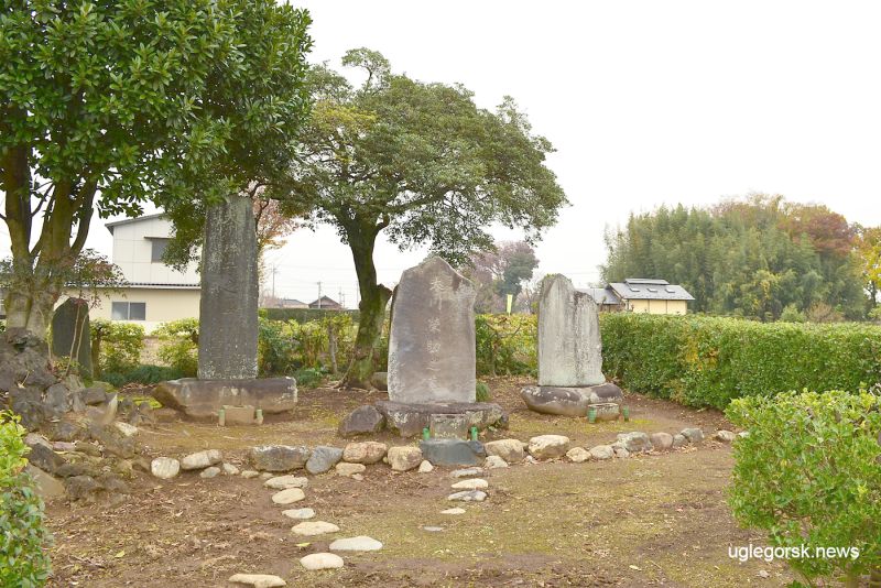 Семейное кладбище клана Окава рядом с мемориальным парком