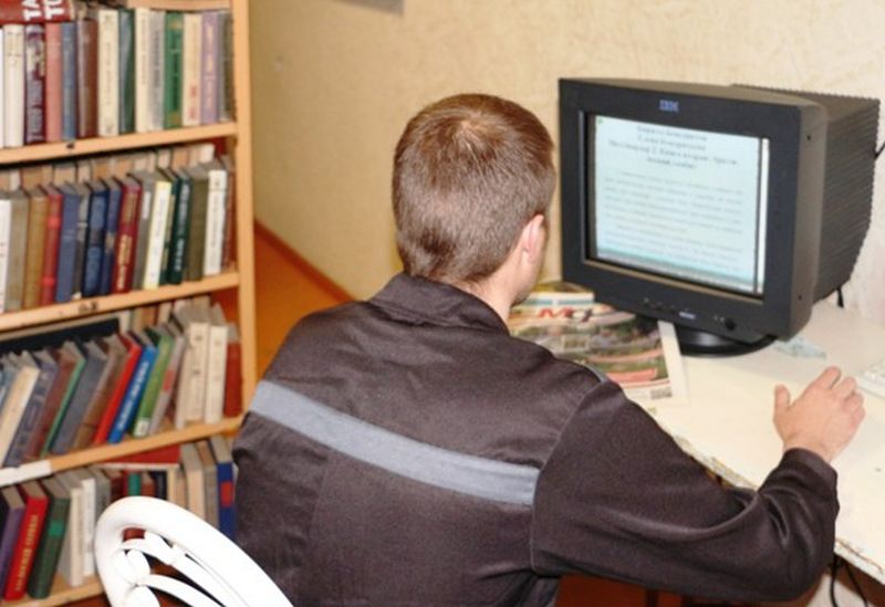 В читальных залах установлены персональные компьютеры, которые оснащены электронными книгами