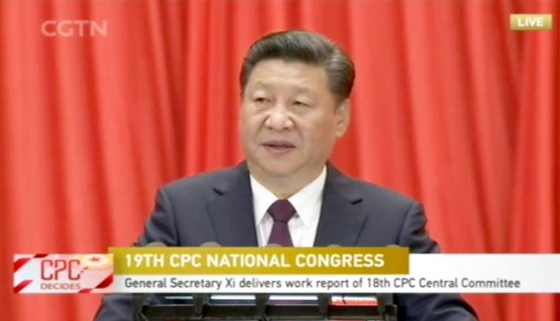 Доклад делает генеральный секретарь ЦК Коммунистической партии Китая Си Цзиньпин.