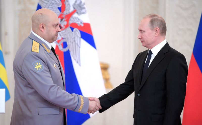 Сергея Суровикина (слева) поздравил президент России Владимир Путин.