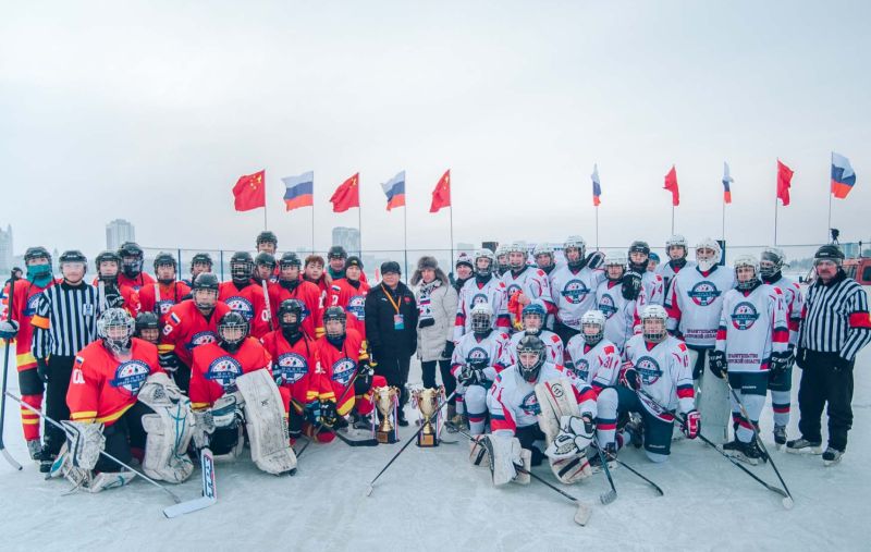 Международный хоккейный матч на льду Амура с КНР завершился победой наших (нажмите, чтобы увеличить)