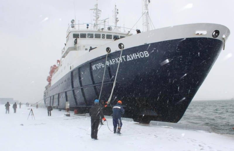 Теплоход «Игорь Фархутдинов» пробивается через плотные льды в южной части Охотского моря