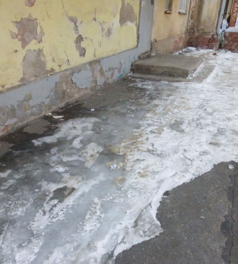 У крыльца дома по ул. Запарина, 90, в Хабаровске. После дворников остался лед