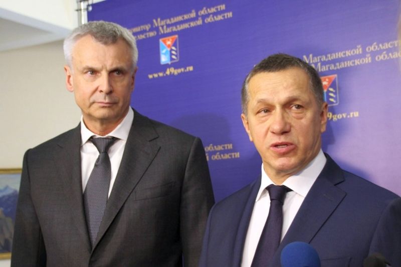 Временно исполняющего обязанности губернатора Магаданской области Сергея Носова (слева) представил полпред в ДФО Юрий Трутнев.
